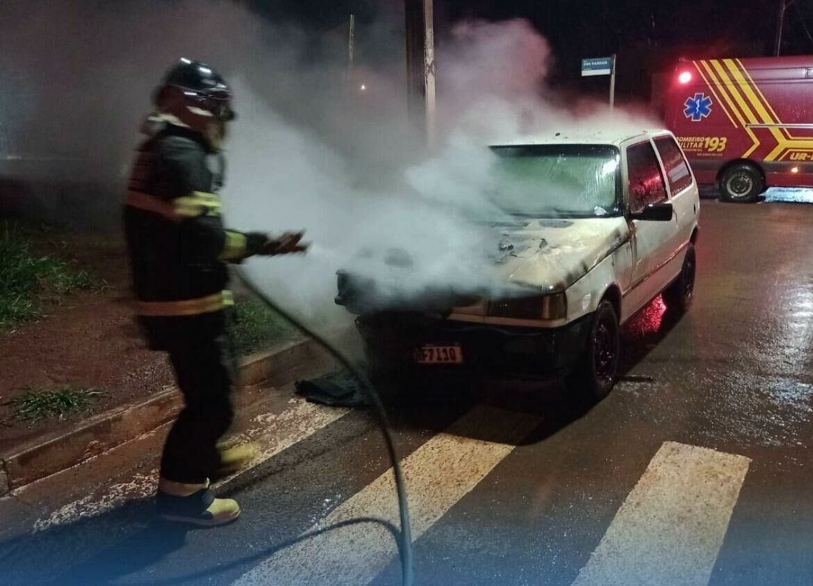Imagem de compartilhamento para o artigo Carro pega fogo após explosão repentina em Chapadão do Sul; Bombeiros controla incêndio  da MS Todo dia